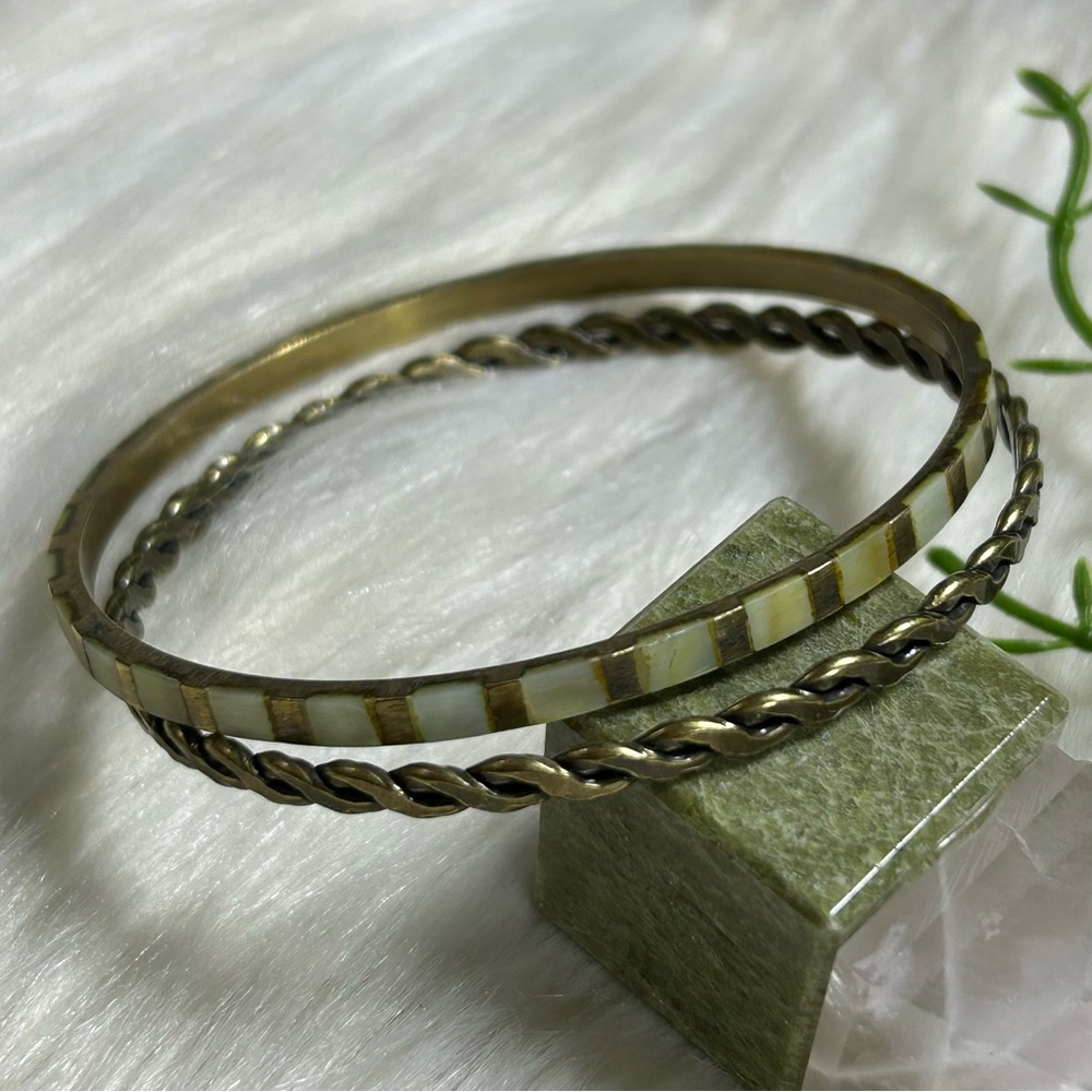 Vintage mother or pearl brass tone twisted Bangle bracelet (2pcs) - Picture 3 of 7